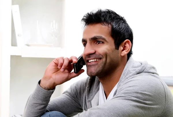 Joven Hombre Sonriente Llamando Por Teléfono —  Fotos de Stock