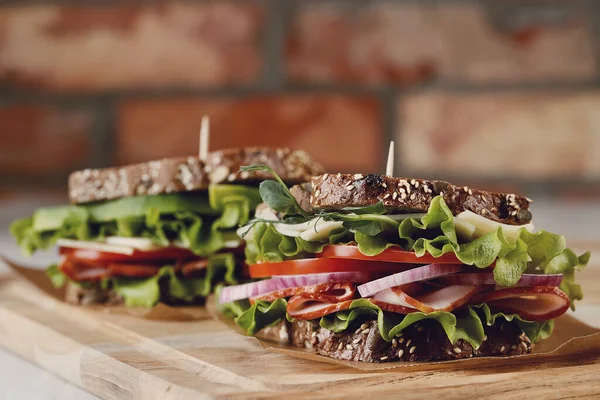 Comida Delicioso Gran Sándwich Sobre Mesa — Foto de Stock