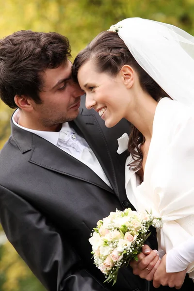 Bella Felice Coppia Posa Concetto Matrimonio — Foto Stock