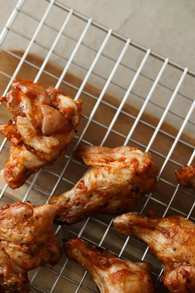 Yemek Yemek Kızarmış Tavuk Bacağı — Stok fotoğraf