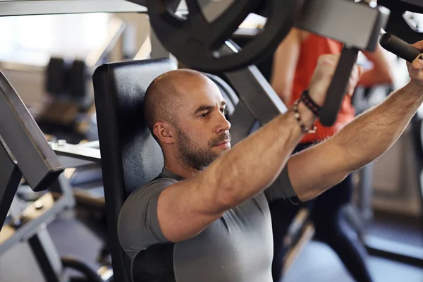 Fitness. Spor salonundaki adam.