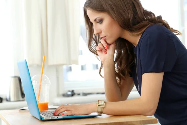 Mulher Bonita Encaracolada Com Laptop — Fotografia de Stock