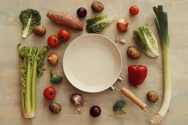 Poêle Frire Avec Légumes Sur Table — Photo