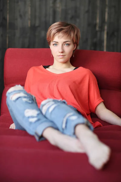 自宅で赤いTシャツの女性 — ストック写真