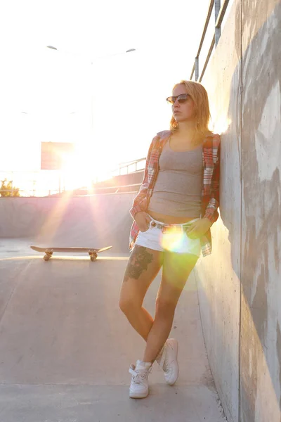 Sexy Jovem Mulher Reaxling Parque Skate — Fotografia de Stock