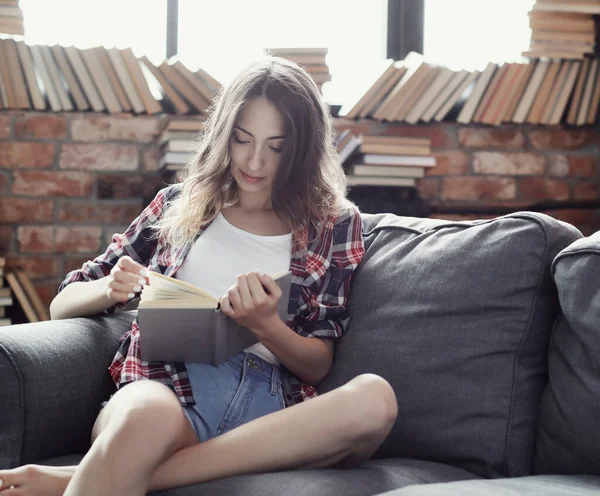 Educación Libros Una Mujer Encantadora Biblioteca — Foto de Stock