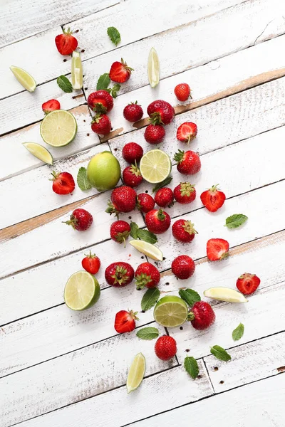 Frutas Bayas Frescas Sobre Mesa —  Fotos de Stock
