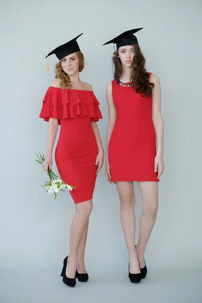 Graduado Dos Mujeres Encantadoras Vestido Rojo —  Fotos de Stock