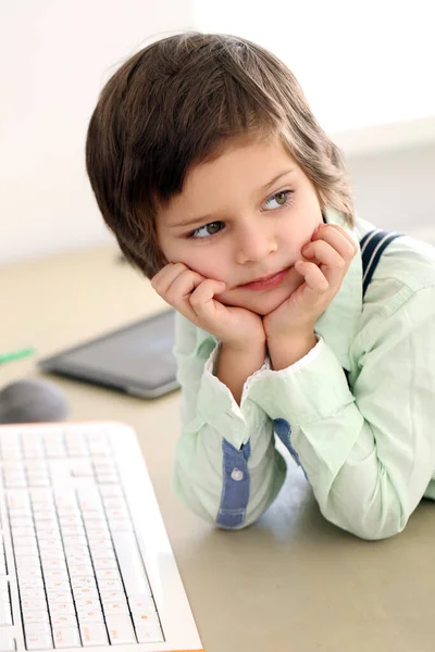 Adorable Lindo Niño Con Una Camisa Blanca —  Fotos de Stock