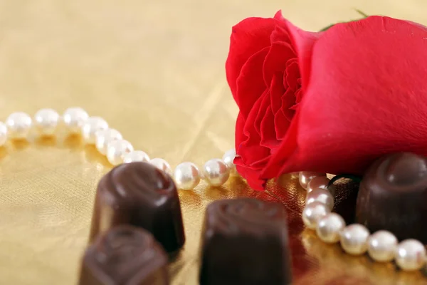 Κοντινό Πλάνο Του Κόκκινου Τριαντάφυλλου Και Καραμέλες Σοκολάτας — Φωτογραφία Αρχείου