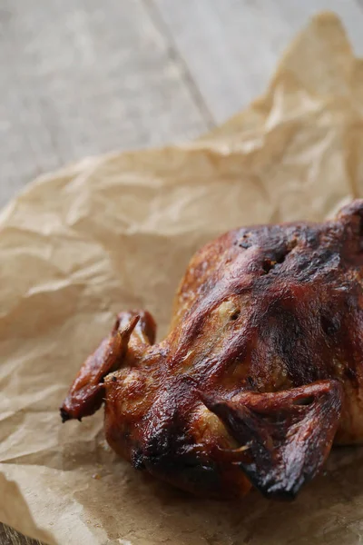 Kızarmış tavuk masada.