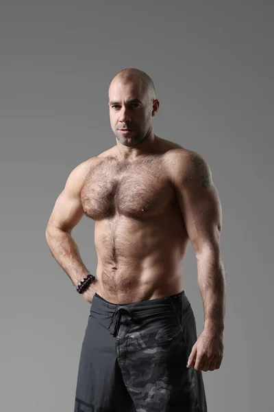 Vücut geliştirici. Kaslı vücutlu bir adam.