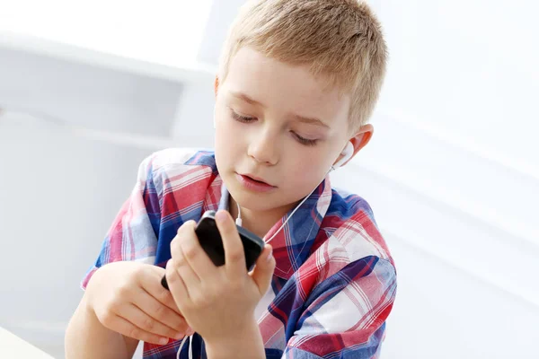 Niño Pequeño Con Teléfono Móvil —  Fotos de Stock