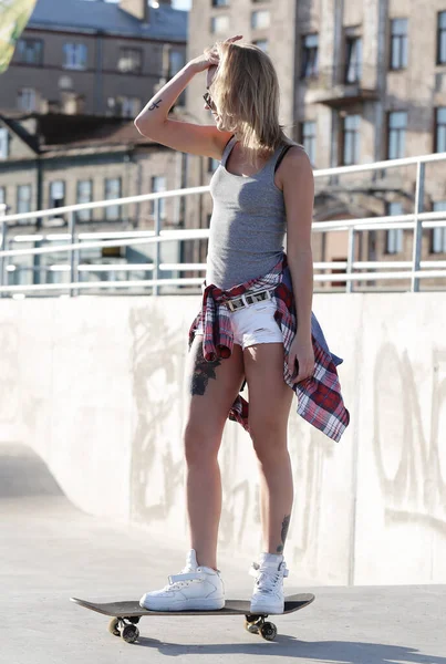 Sexy Jovem Mulher Reaxling Parque Skate — Fotografia de Stock