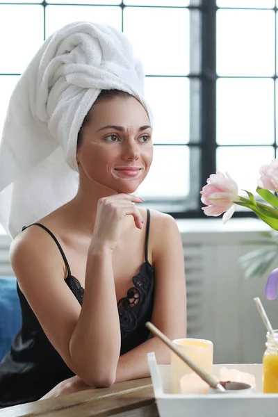 Schöne Sexy Frau Mit Gesichtsmaske Realxing Spa Salon — Stockfoto