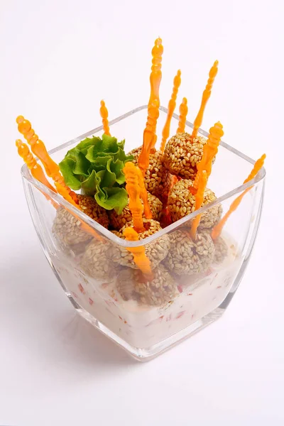 Beyaz arkaplanda izole edilmiş atıştırmalıklar