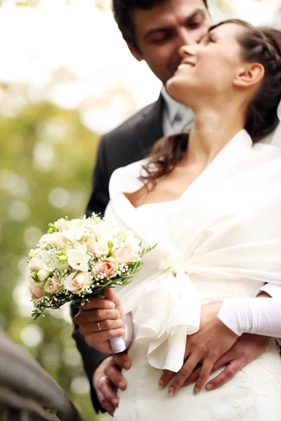 Bella Felice Coppia Posa Concetto Matrimonio — Foto Stock