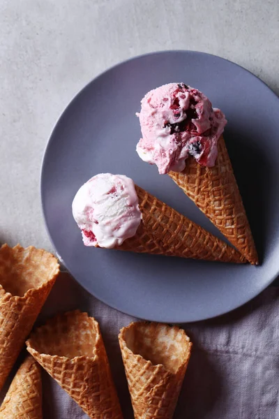 Вкусный Рожок Мороженого Блюде — стоковое фото