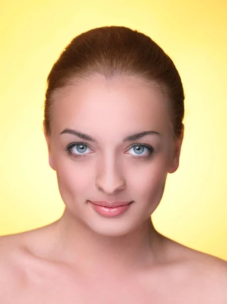 黄色の背景に美しい若い女性の肖像画 — ストック写真
