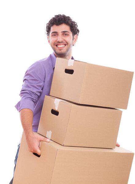 Молодой и красивый парень с коробками на белом фоне
