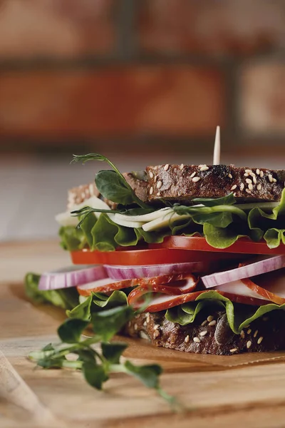 Comida Delicioso Gran Sándwich Sobre Mesa — Foto de Stock