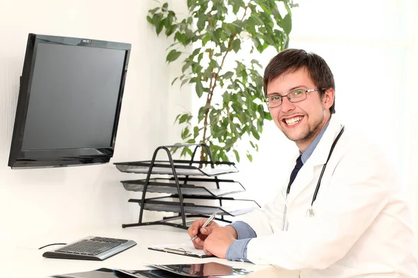 Médico Jovem Atraente Trabalhando Seu Escritório — Fotografia de Stock
