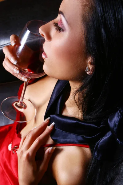 赤ワインの若く セクシーな女性 — ストック写真