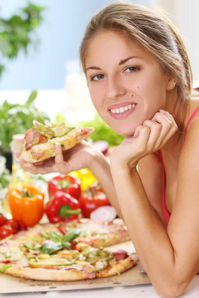 Mulher Bonita Com Pizza Cozinha — Fotografia de Stock