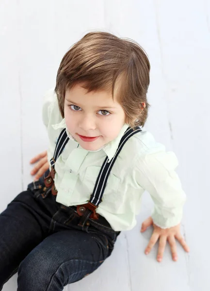 Adorable Lindo Niño Con Una Camisa Blanca —  Fotos de Stock