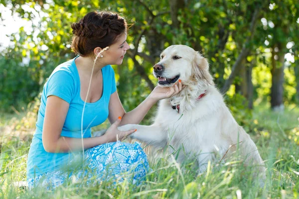 Menina Bonito Vestido Azul Com Cão Adorável — Fotografia de Stock