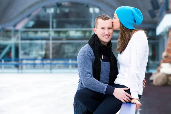 Schönes Attraktives Paar Auf Der Eisbahn — Stockfoto