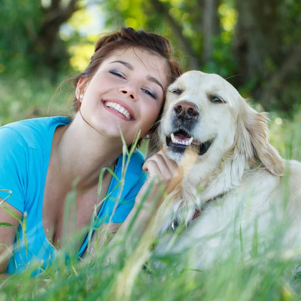 Menina Bonito Vestido Azul Com Cão Adorável — Fotografia de Stock