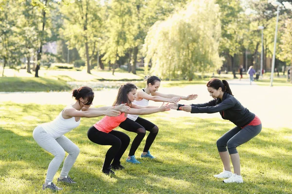 Sport Kobiety Ćwiczą Parku — Zdjęcie stockowe