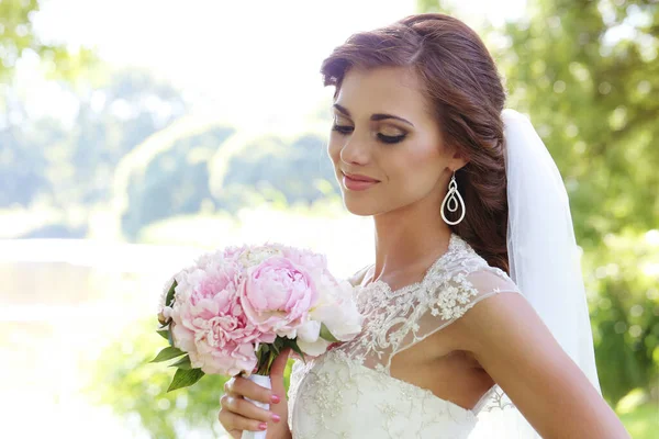 Retrato Hermosa Novia Joven Parque — Foto de Stock