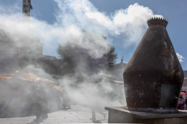 Barkhor Meydanı 'nda tütsü tütsüleyicisi tüttürüyor.