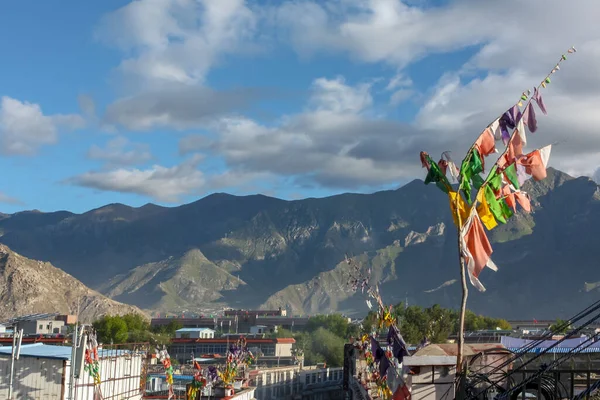 九月阳光明媚的日子，从Shambhala宾馆屋顶眺望群山和祈祷旗 — 图库照片