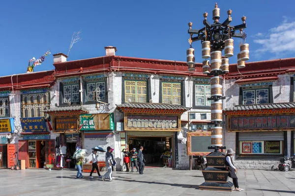 Barkhhor Meydanı 'nda, Lhasa' nın merkezinde küçük yerel pazarları olan bir ev. Ağustos ayında Tibet 'te güneşli bir günde zemin katta.