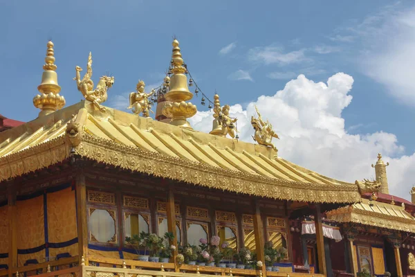 Tibet, Lhasa 'daki Jokhang tapınağının çatısında güzel bulutlar var.