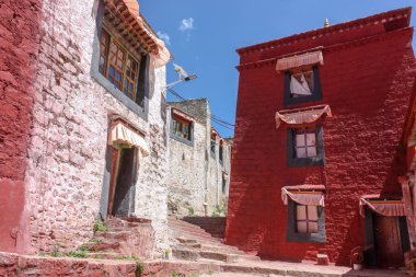 Drepung manastırı Lhasa, Tibet, Asya 'dan sadece 8 km uzakta, beyaz ve kırmızı binalar, insan yok.