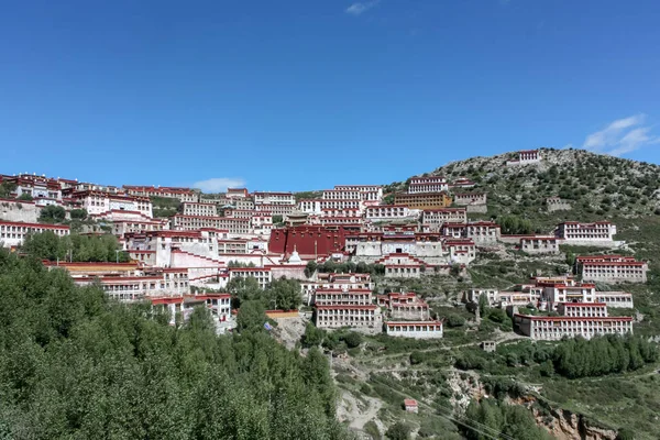 Lhasa 'dan 8 km uzaklıktaki Drepung Manastırı, Tibet, Asya' daki uzak yol manzaralı.