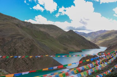 Tibet 'teki kutsal dağ gölü. Lhasa' dan Kailash, Tibet, Asya 'ya giden yol üzerindeki otobanın manzarası.
