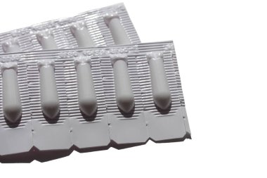 Plastik şerit paketlerine vajinal fitil.