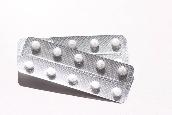 Dois Blisters Com Comprimidos Brancos Medicamentos Médicos Isolados Branco — Fotografia de Stock