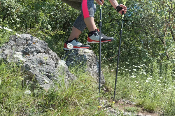 Mulher Caminhando Nas Montanhas Aventura Exercício Pernas Postes Nórdicos Natureza — Fotografia de Stock