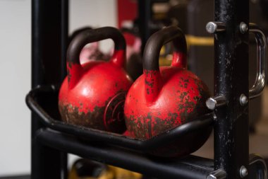 Spor salonunda arka arkaya kırmızı su ısıtıcılarını kapat. Spor ekipmanları spor merkezinde..
