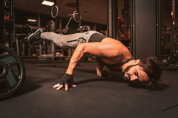 Uomo Barbuto Sportivo Palestra Sta Facendo Esercizi Yoga Esercitarsi Piedi — Foto Stock