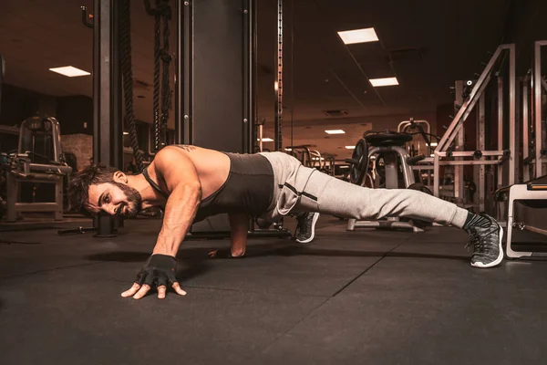 Skäggig Idrottsman Gymmet Gör Yoga Övningar Pungu Mayurasana Sårad Påfågelhållning — Stockfoto