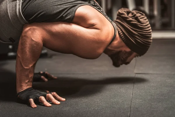 Homme Sportif Barbu Dans Salle Gym Fait Des Exercices Yoga — Photo