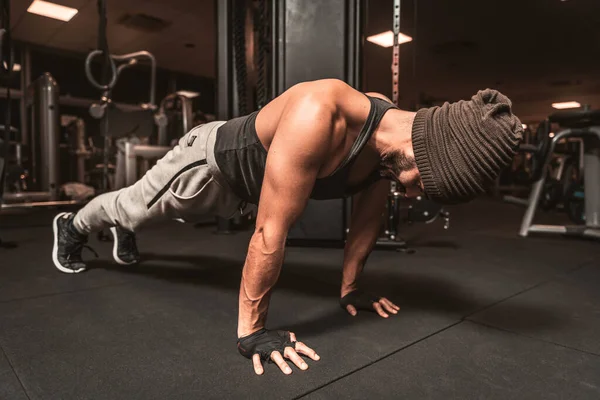 Homme Sportif Dans Salle Gym Fait Des Exercices Yoga Pratique — Photo