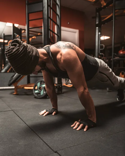 Uomo Sportivo Palestra Sta Facendo Esercizi Yoga Praticando Piedi Posa — Foto Stock